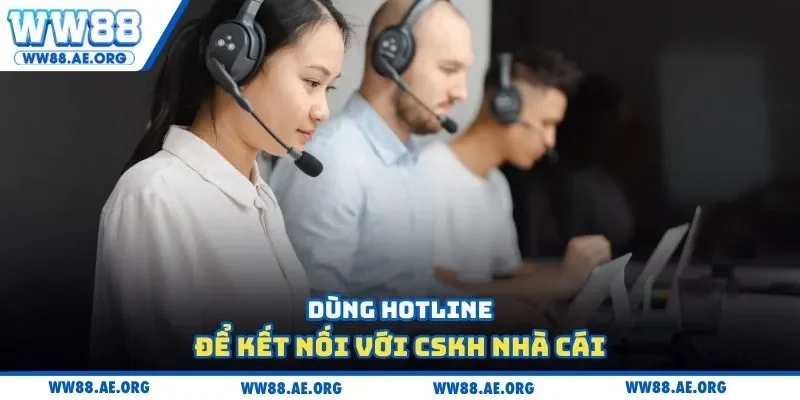 Dùng hotline để kết nối với CSKH nhà cái